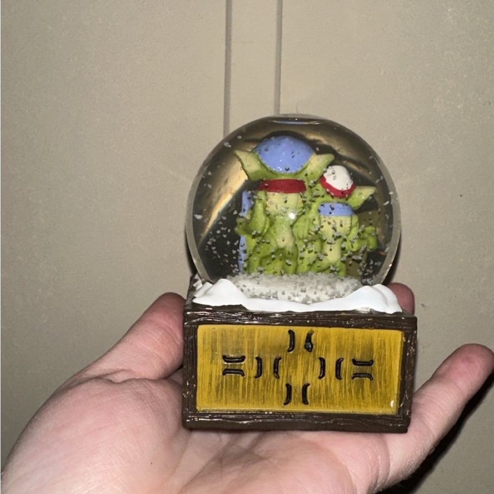 Grimlins snowglobe